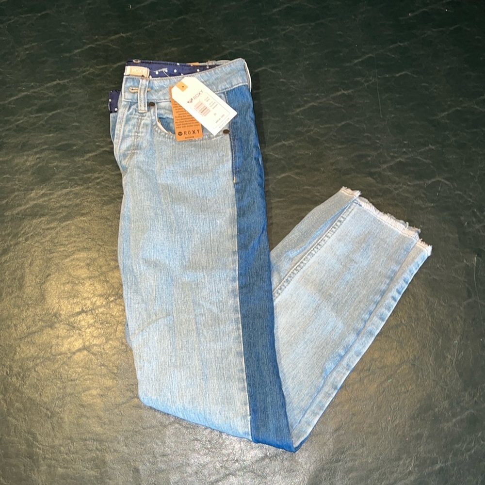 ROXY Boyfriend Jeans~ light/medium wash Size 25!